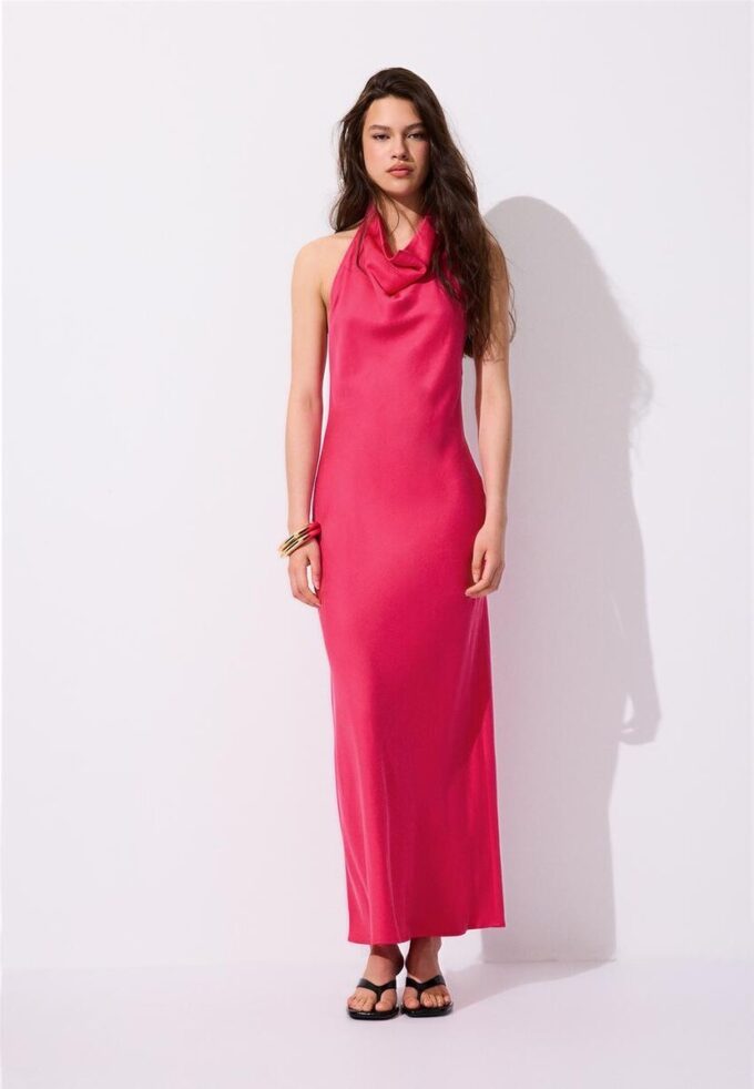 Ryggløs halterneck-midikjole