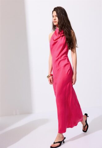 ryggls halterneck midikjole 2 1 330x477 - Ryggl&oslash;s halterneck-midikjole