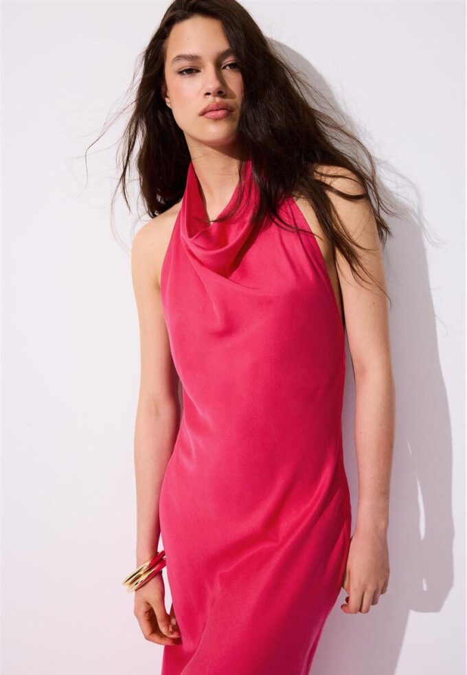 Ryggløs halterneck-midikjole