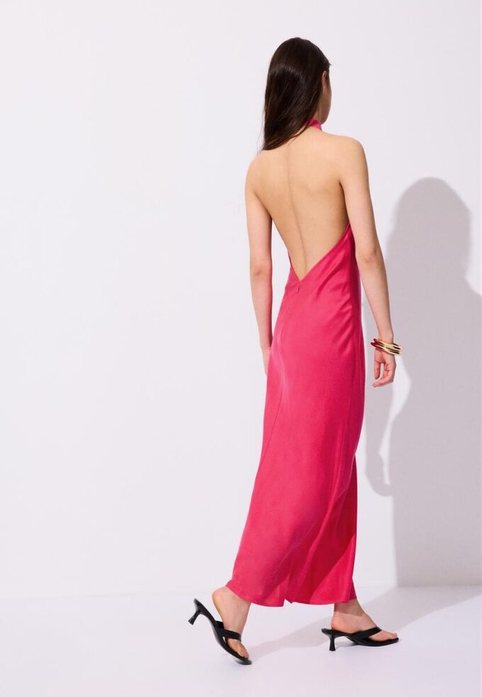 Ryggløs halterneck-midikjole