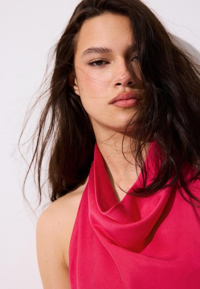 Ryggløs halterneck-midikjole