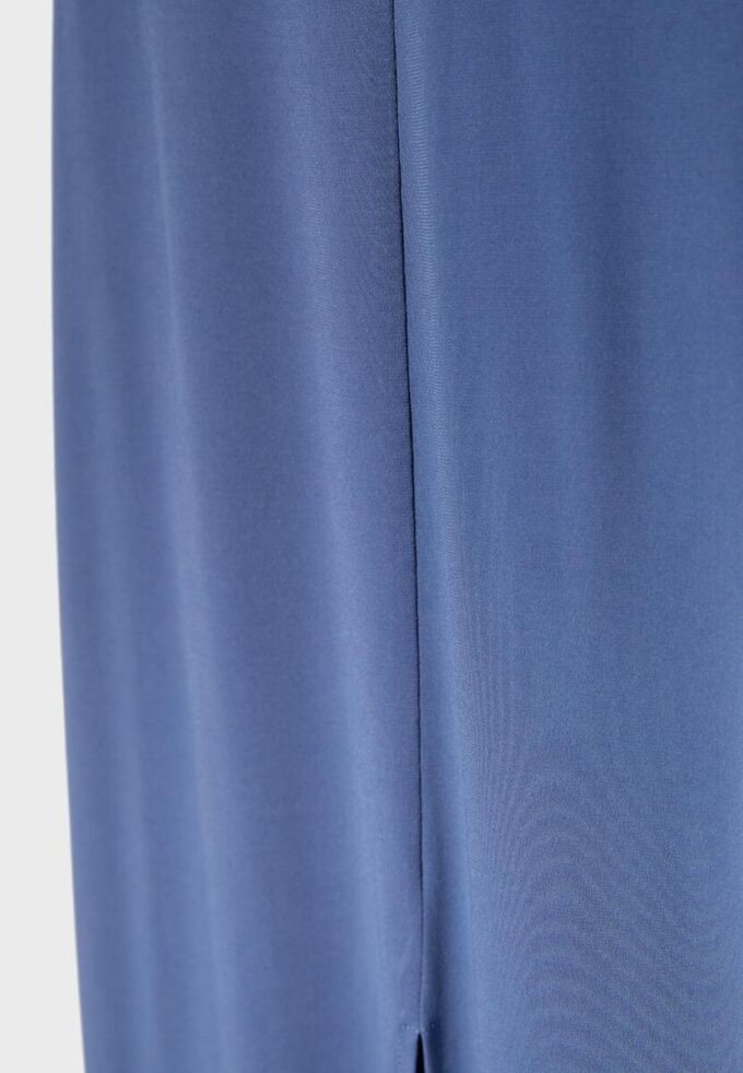 Ryggløs halterneck-midikjole