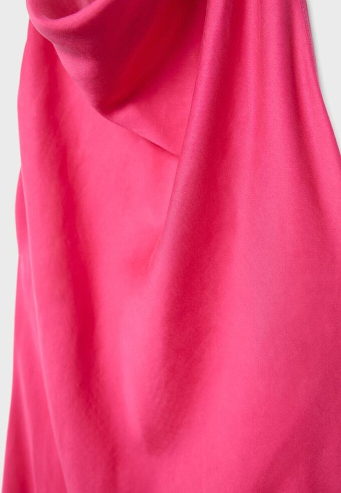 Ryggløs halterneck-midikjole