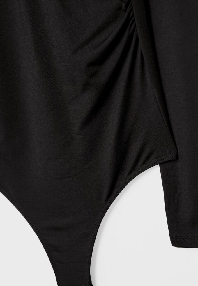 Rynket body i polyamid med V-hals