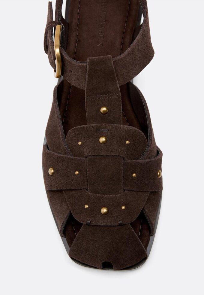 Sandaler i skinn med nitter