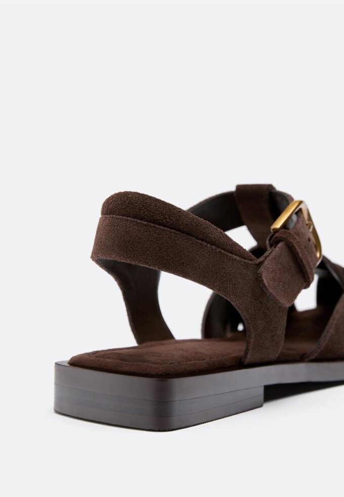 Sandaler i skinn med nitter