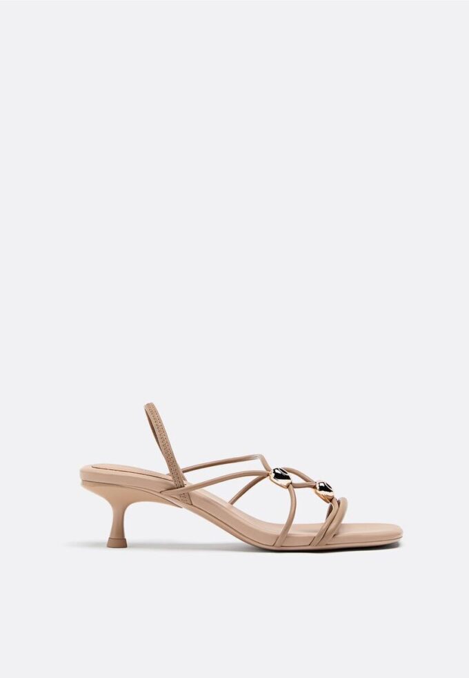 Sandaler med hæl og metalldetaljer