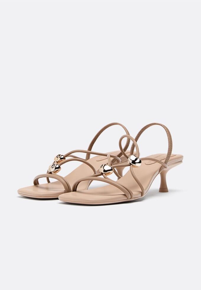 Sandaler med hæl og metalldetaljer