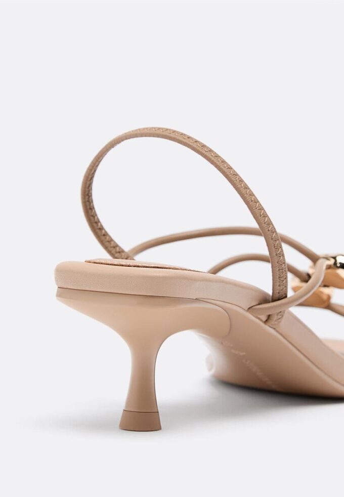 Sandaler med hæl og metalldetaljer