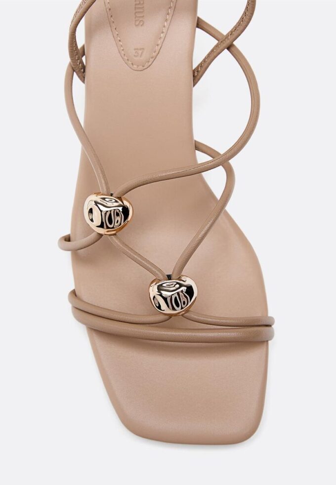 Sandaler med hæl og metalldetaljer