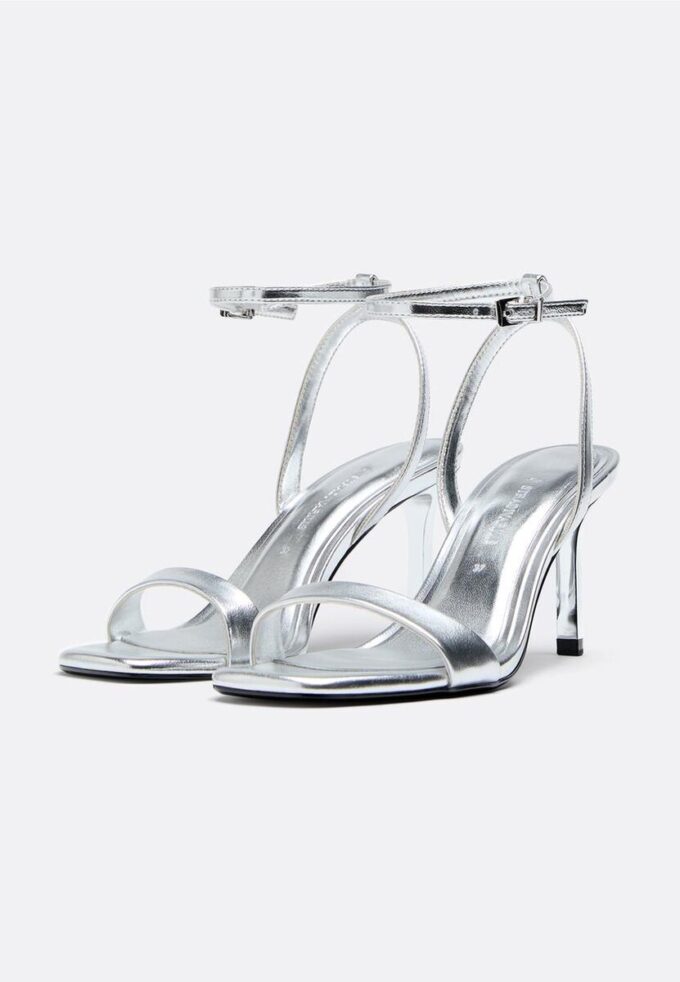 Sandaler med hæl og metallisk effekt