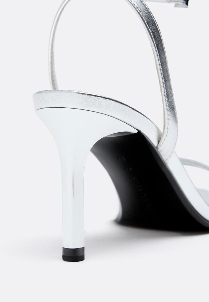 Sandaler med hæl og metallisk effekt