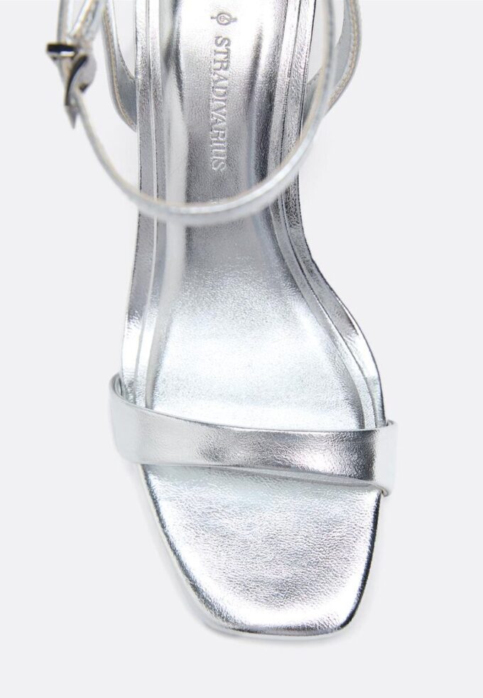 Sandaler med hæl og metallisk effekt