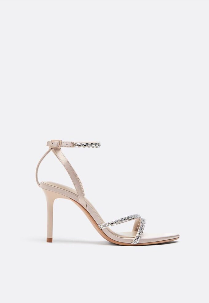 Sandaler med hæl og strassdetaljer