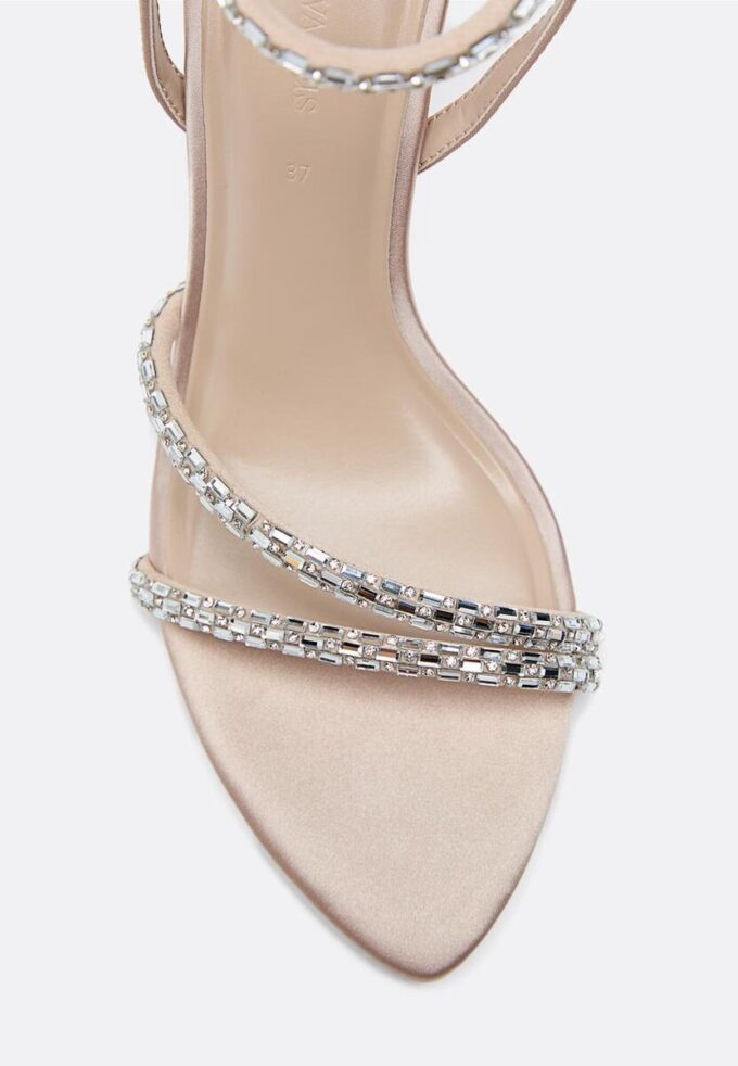 Sandaler med hæl og strassdetaljer