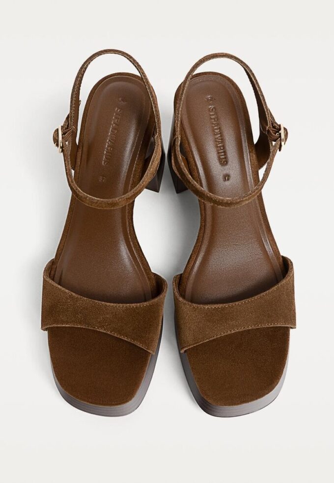 Sandaler med plattform i spaltet skinn