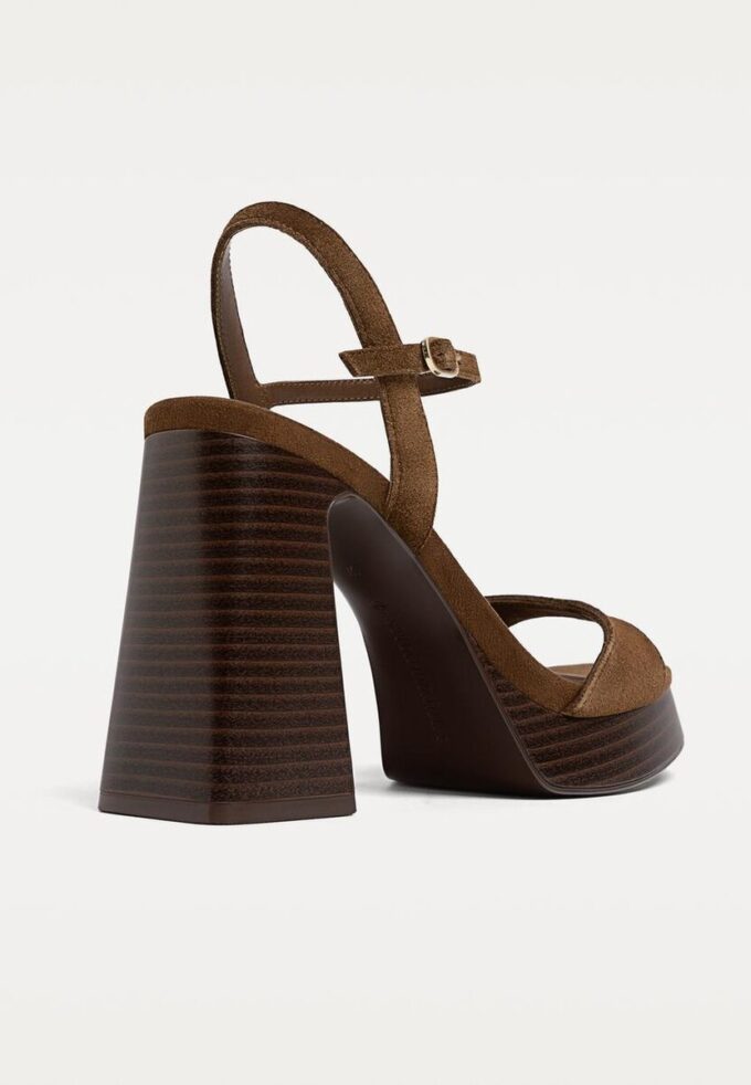 Sandaler med plattform i spaltet skinn