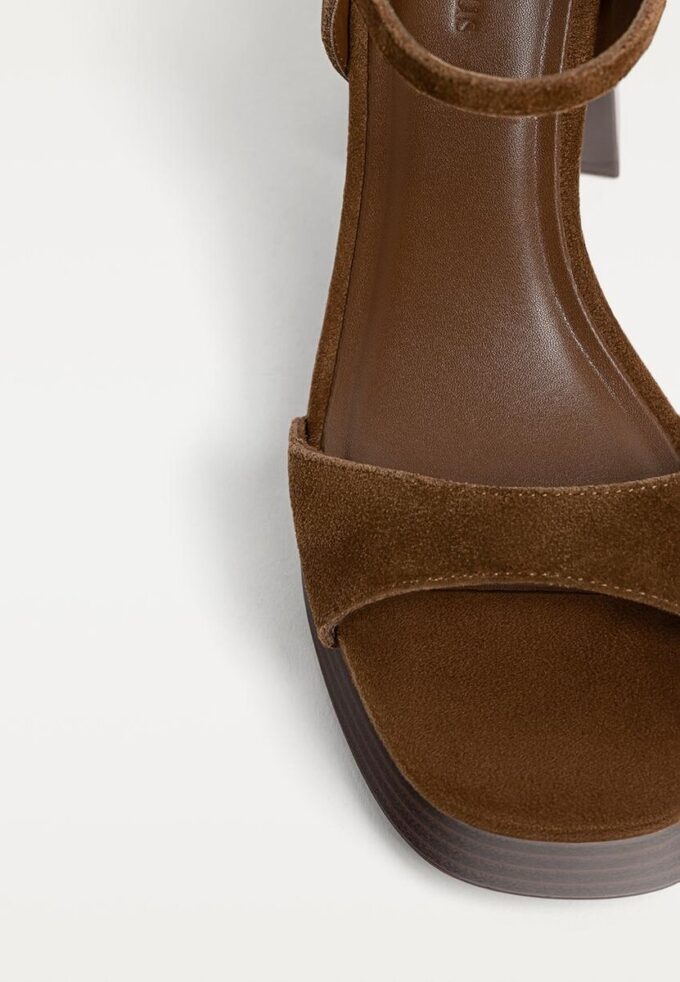 Sandaler med plattform i spaltet skinn