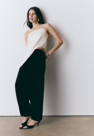 Satin-topper med asymmetrisk kant