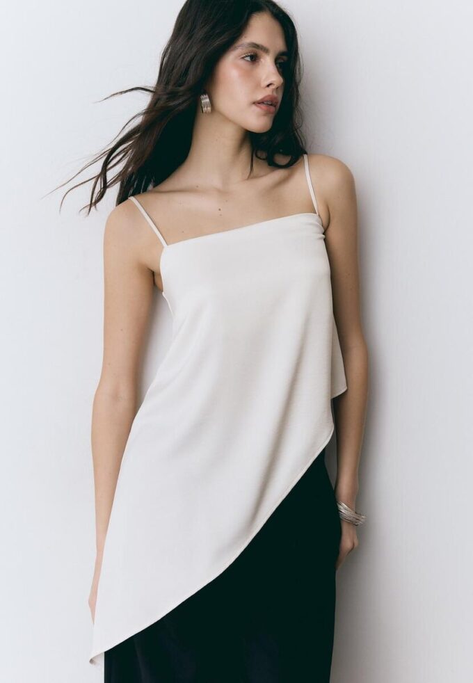 Satin-topper med asymmetrisk kant