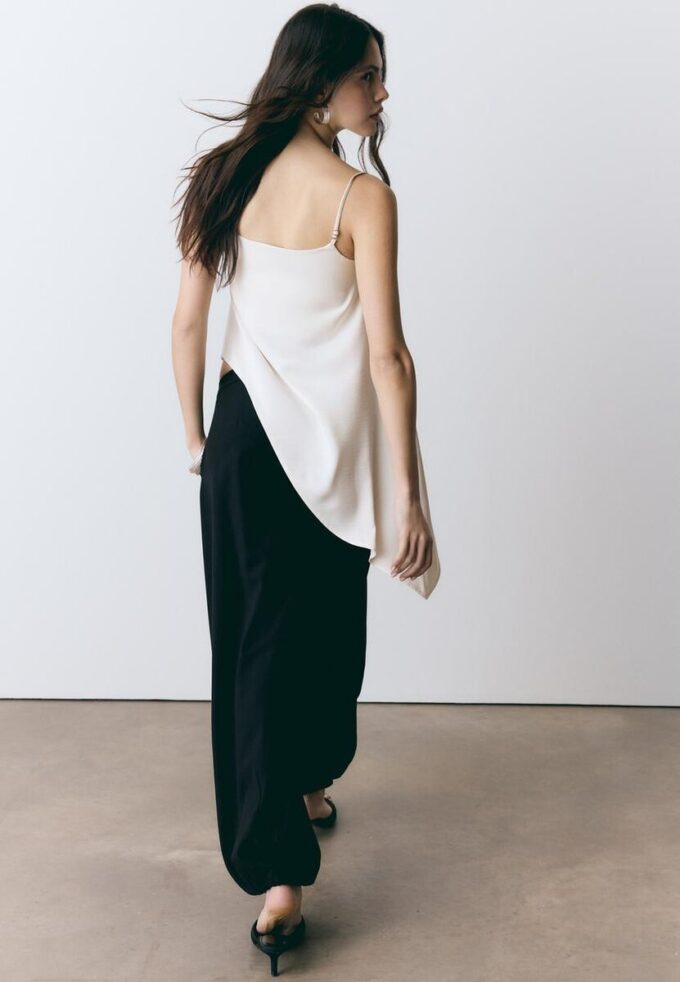 Satin-topper med asymmetrisk kant