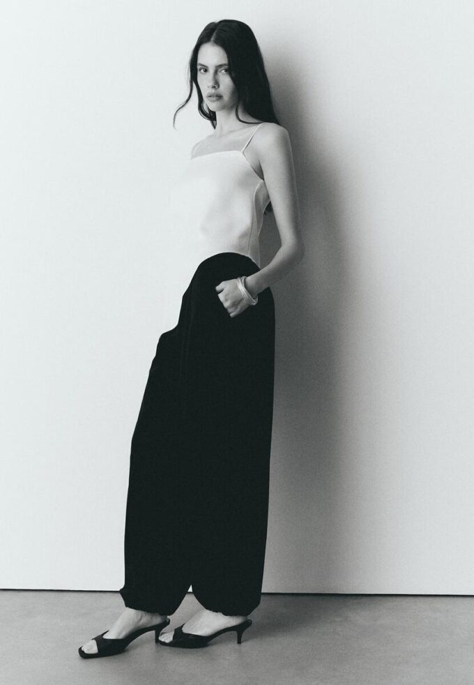 Satin-topper med asymmetrisk kant