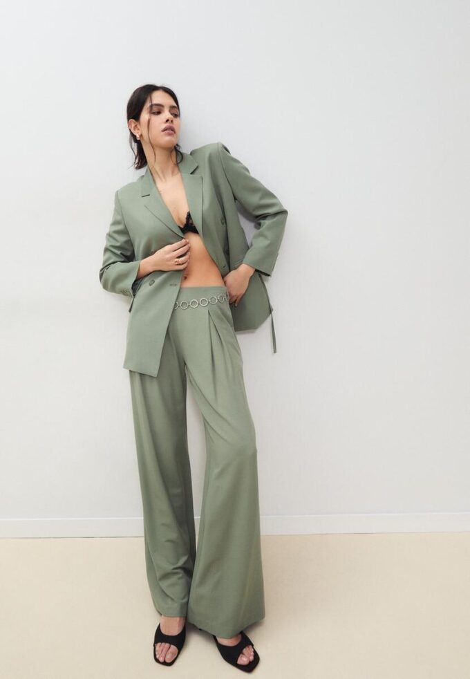 Satinbukser med innsnitt og kjede-belte