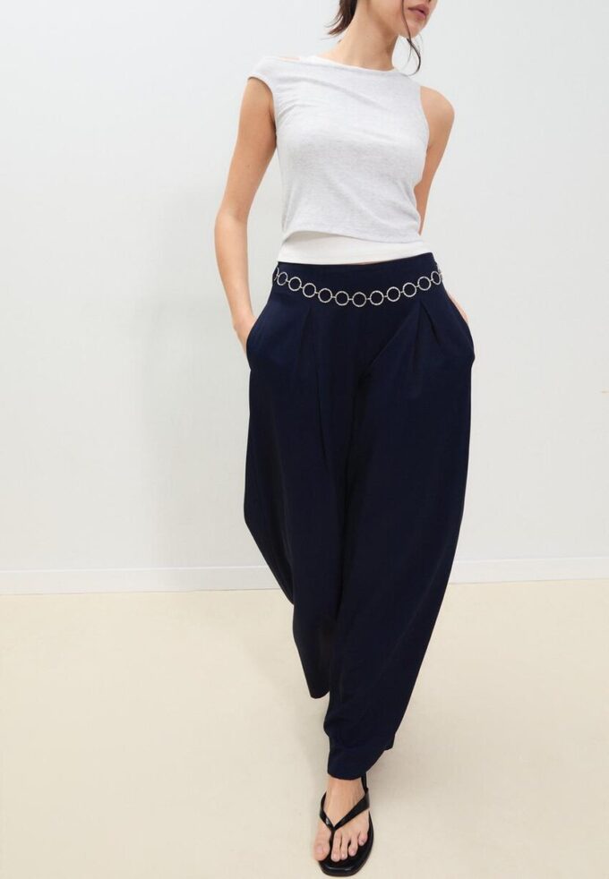 Satinbukser med innsnitt og kjede-belte