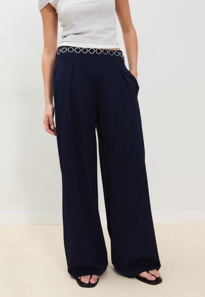 Satinbukser med innsnitt og kjede-belte