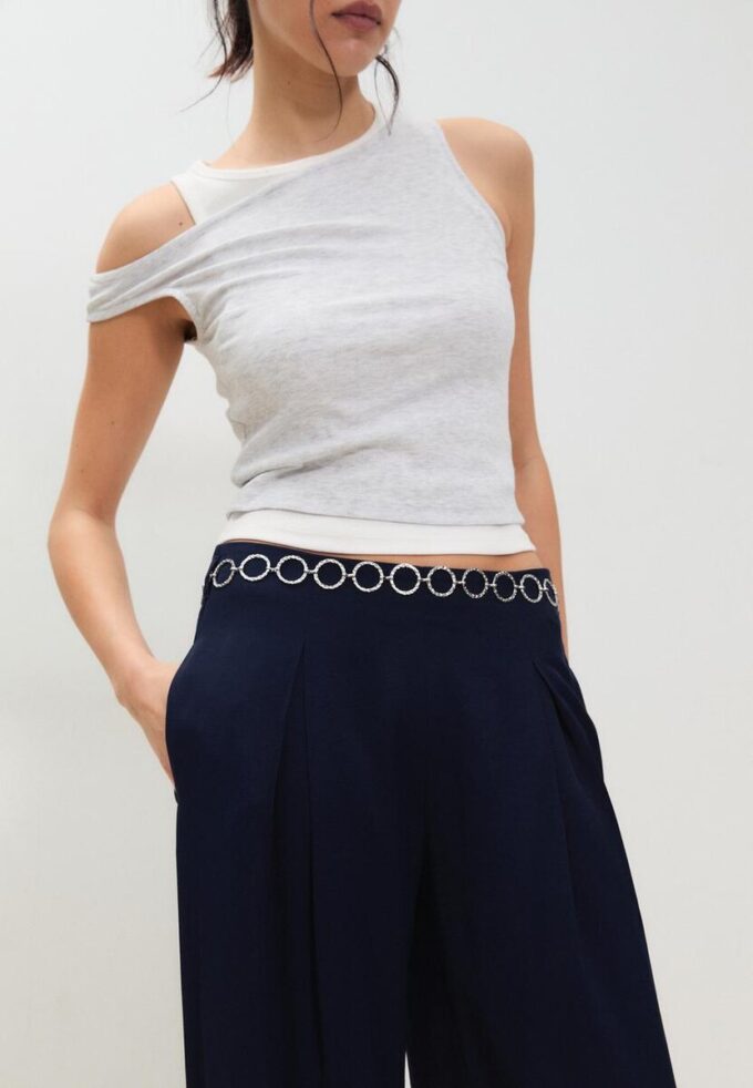 Satinbukser med innsnitt og kjede-belte