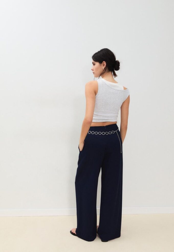 Satinbukser med innsnitt og kjede-belte