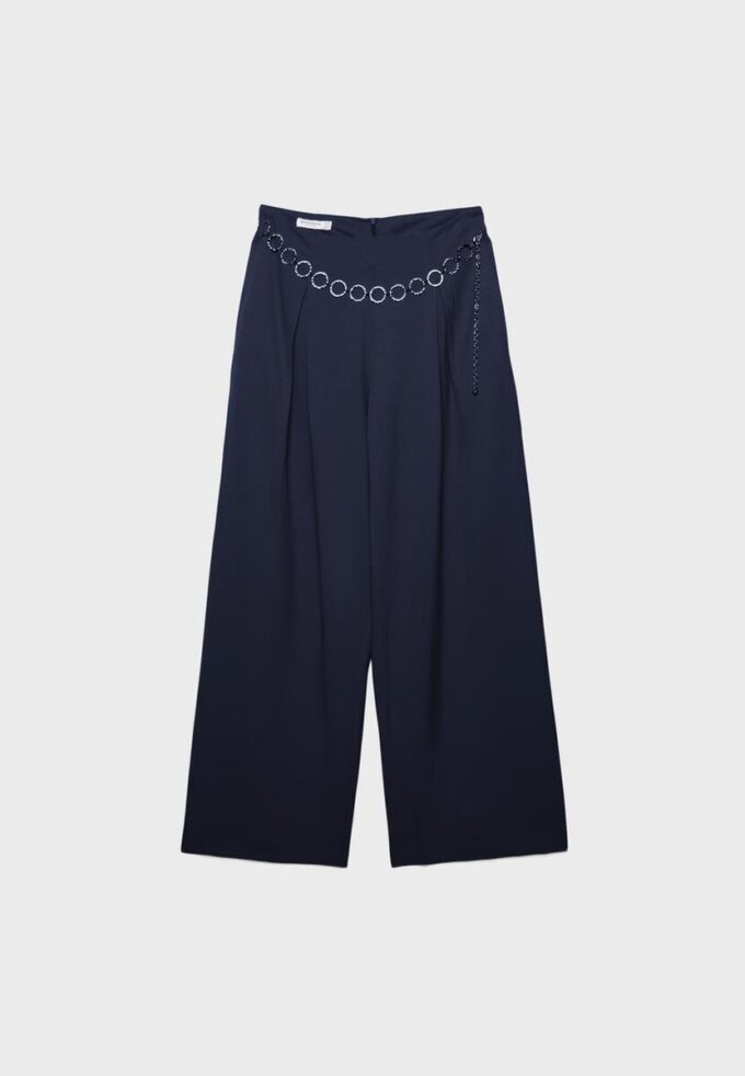 Satinbukser med innsnitt og kjede-belte