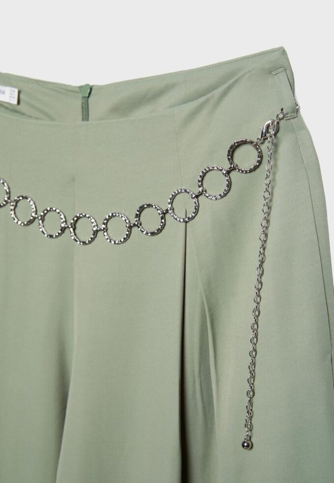 Satinbukser med innsnitt og kjede-belte