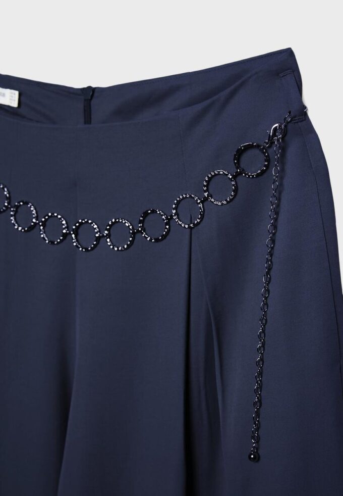 Satinbukser med innsnitt og kjede-belte