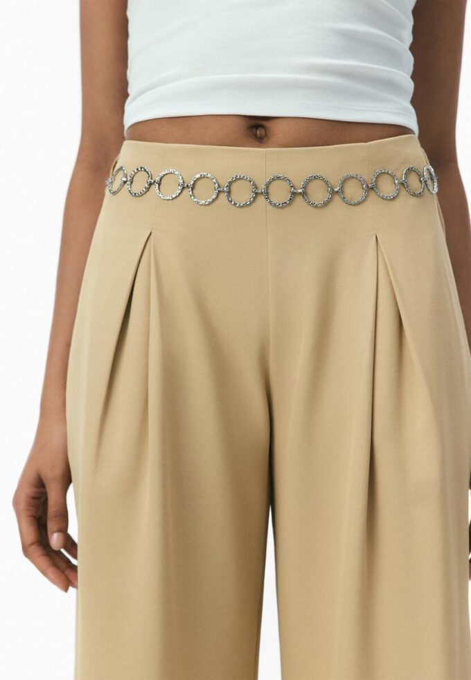 Satinbukser med kjededetaljer