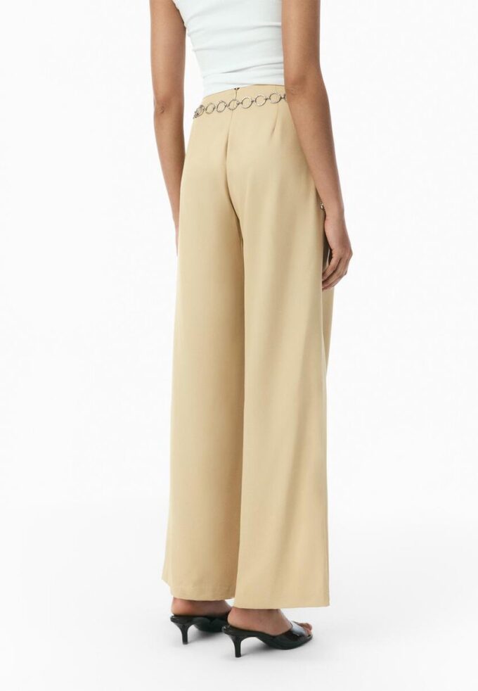 Satinbukser med kjededetaljer