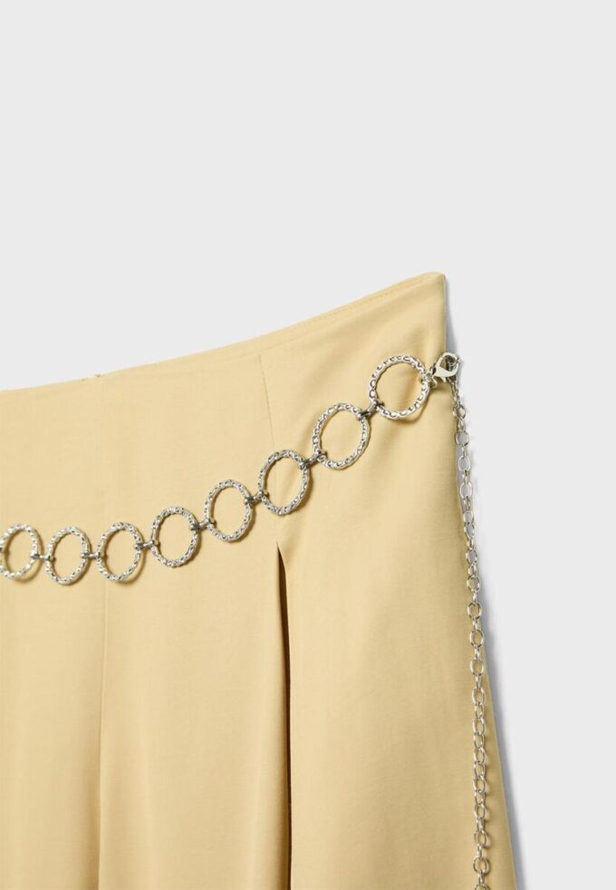 Satinbukser med kjededetaljer