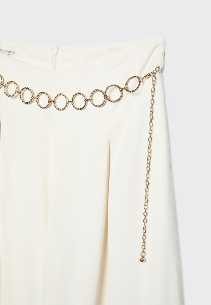 Satinbukser med kjededetaljer