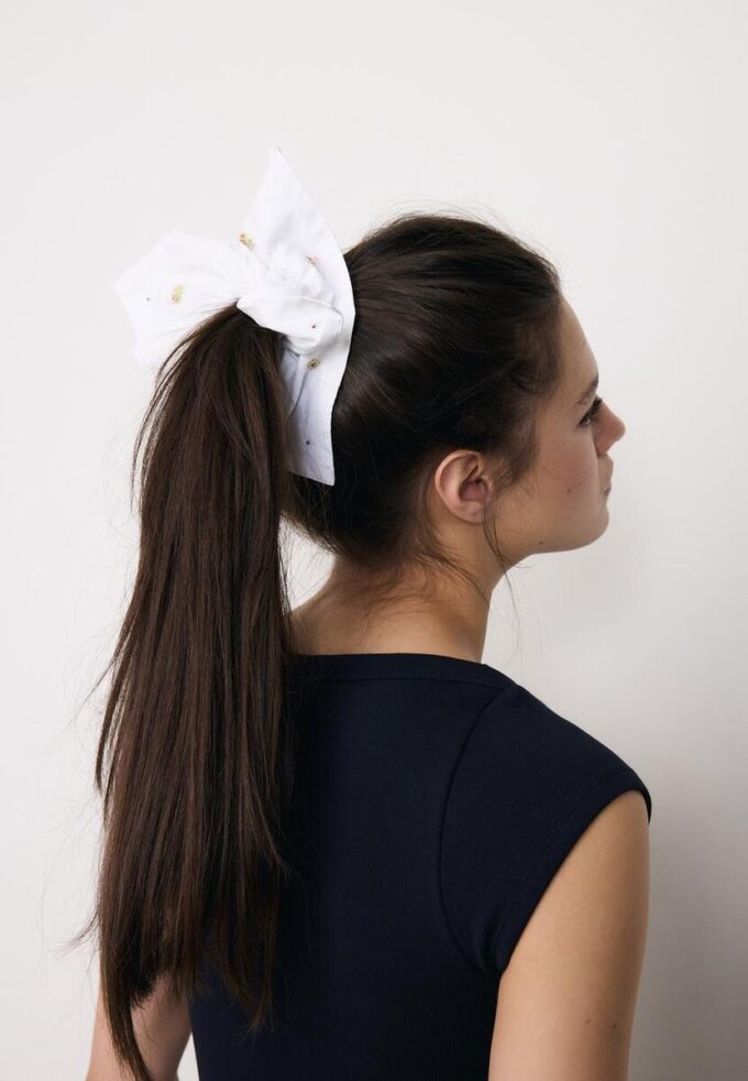 Sett med 2 broderte hårstrikker