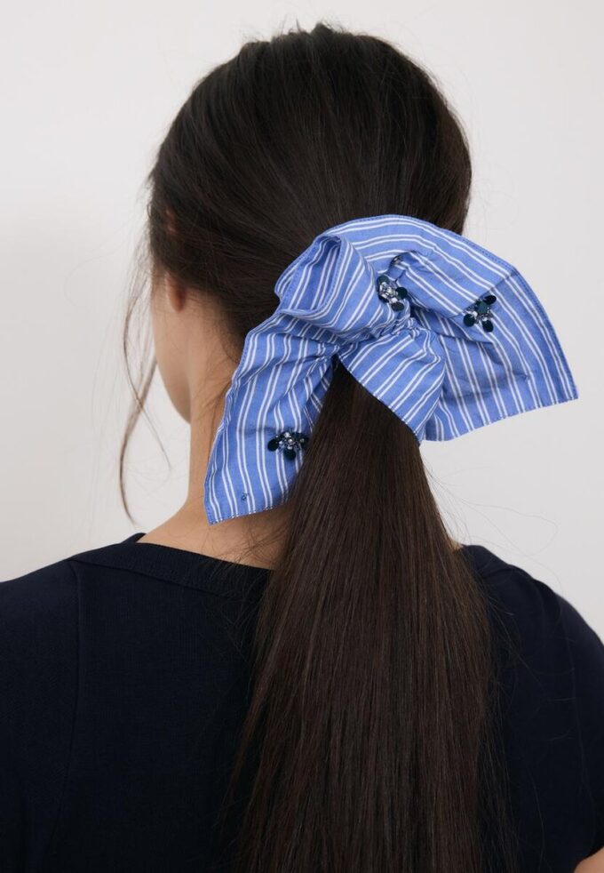 Sett med 2 broderte hårstrikker