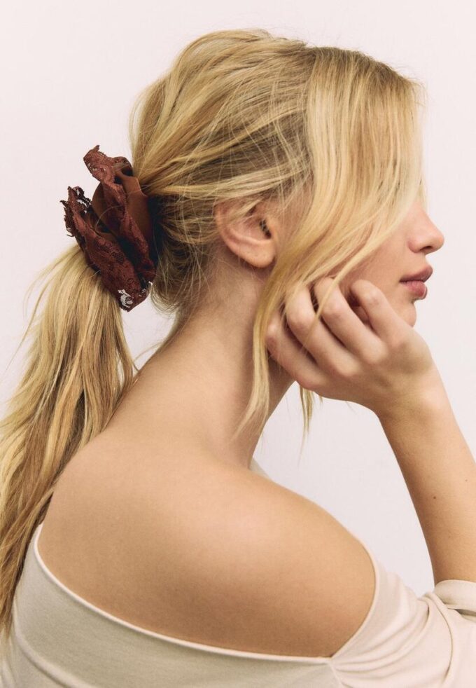 Sett med 2 hårstrikker i blonder