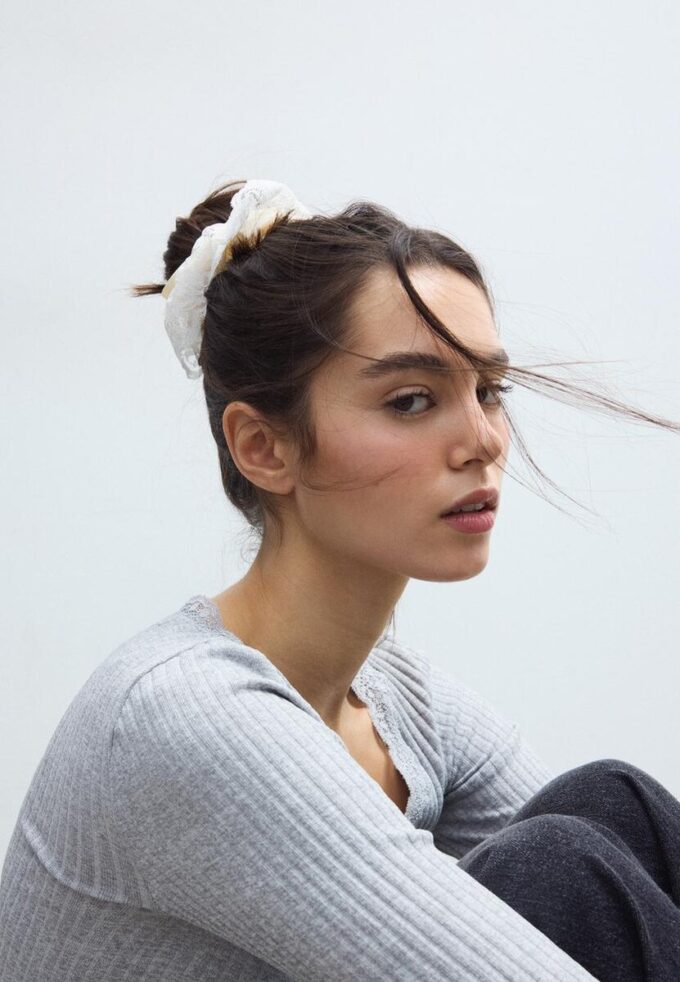 Sett med 2 hårstrikker i blonder