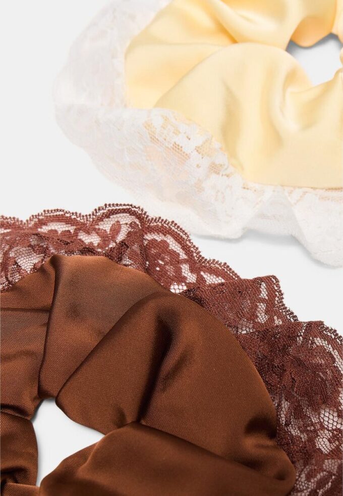 Sett med 2 hårstrikker i blonder