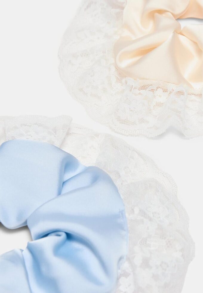 Sett med 2 hårstrikker i blonder