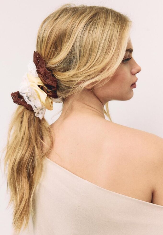 Sett med 2 hårstrikker i blonder