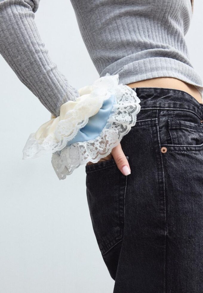 Sett med 2 hårstrikker i blonder