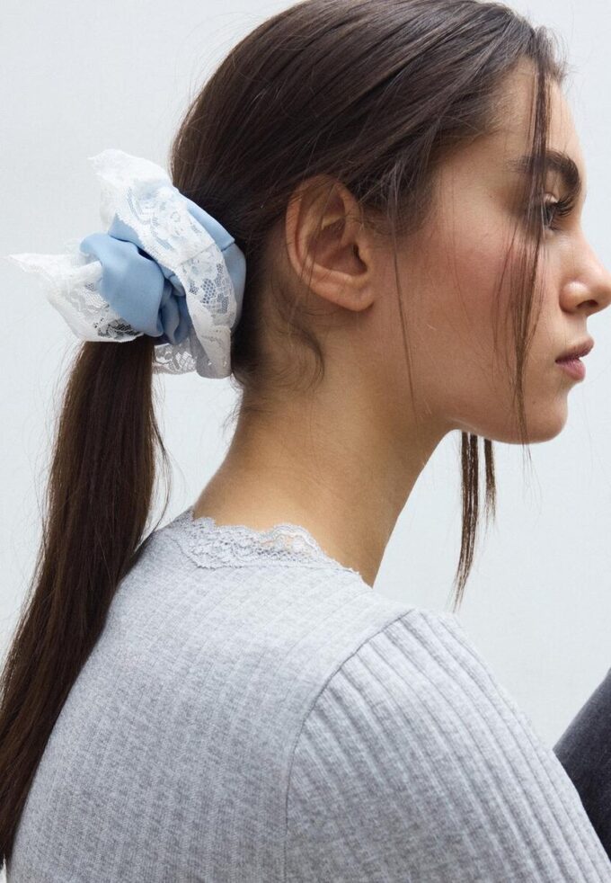 Sett med 2 hårstrikker i blonder