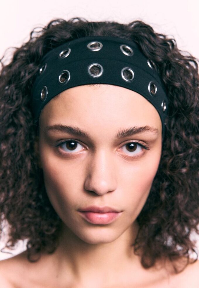 Sett med 2 pelshårbånd med nitter