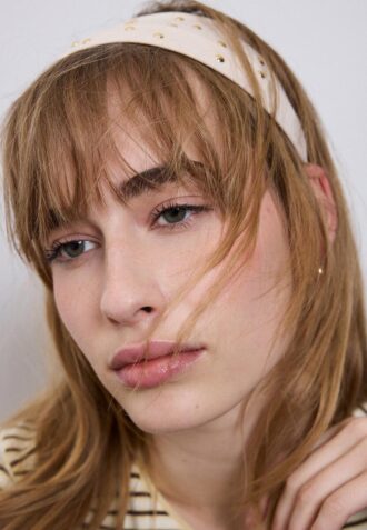 Sett med 2 pelshårbånd med nitter