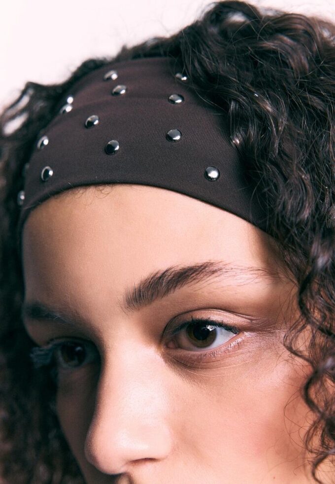 Sett med 2 pelshårbånd med nitter